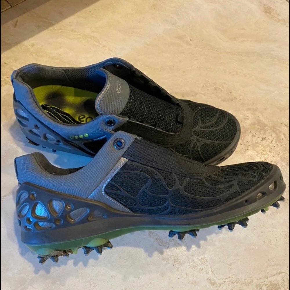 Woman golf shoes